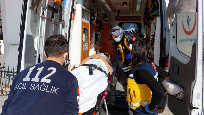 Avcının kazara vurduğu çiftçi ambulans helikopterle hastaneye yetiştirildi