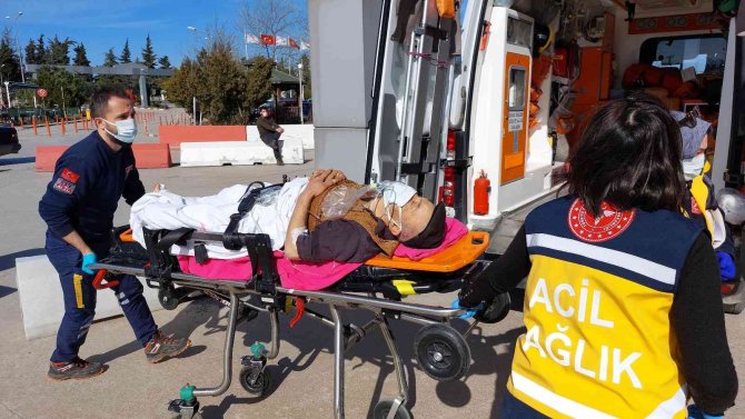 Avcının kazara vurduğu çiftçi ambulans helikopterle hastaneye yetiştirildi
