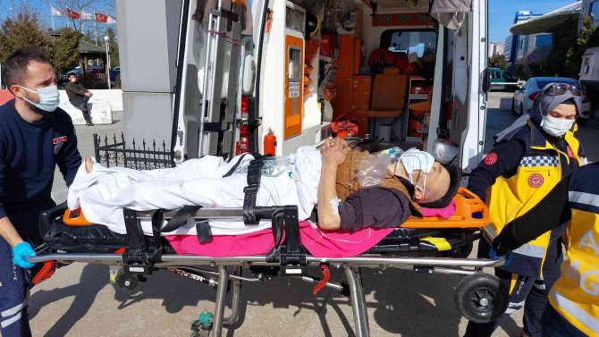 Avcının kazara vurduğu çiftçi ambulans helikopterle hastaneye yetiştirildi