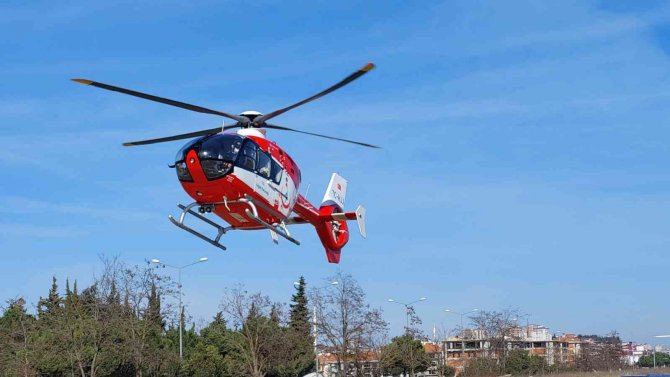 Avcının kazara vurduğu çiftçi ambulans helikopterle hastaneye yetiştirildi