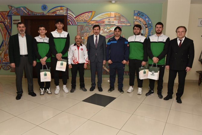 Başkan Kılca’dan başarılı sporculara ödül