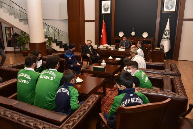 Başkan Kılca’dan başarılı sporculara ödül