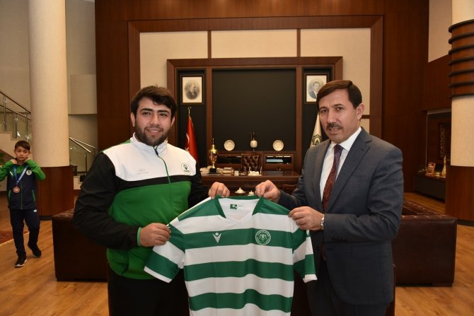 Başkan Kılca’dan başarılı sporculara ödül