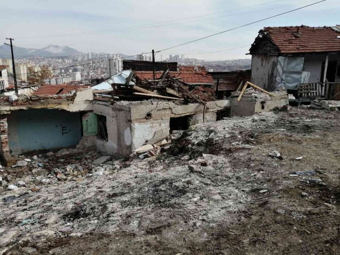 Başkent’te gecekondu çöktü: 1 yaralı