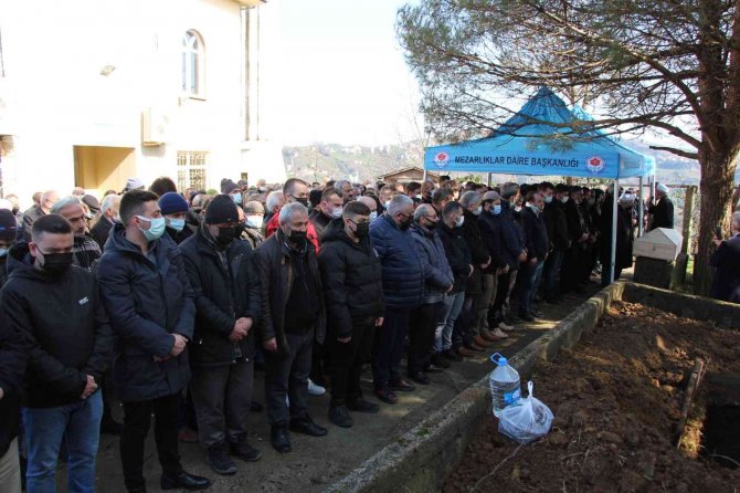 Cenaze taşıyan yolcu otobüsünde ölen 3 kişi toprağa verildi