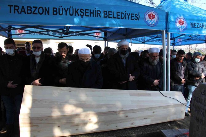 Cenaze taşıyan yolcu otobüsünde ölen 3 kişi toprağa verildi