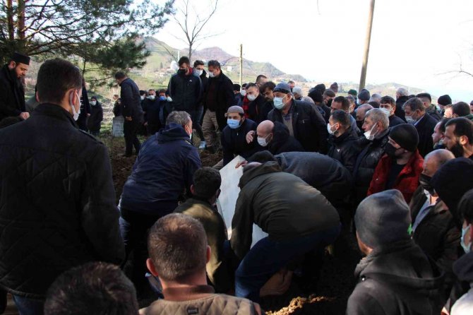 Cenaze taşıyan yolcu otobüsünde ölen 3 kişi toprağa verildi