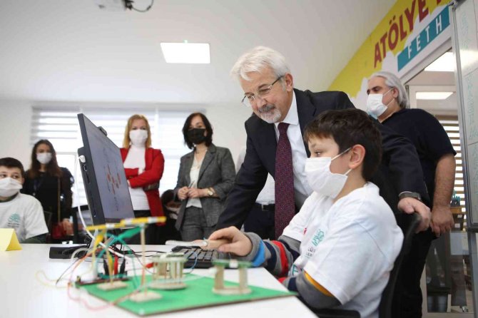 Çocuklar Nilüfer’de teknolojiyi öğreniyor