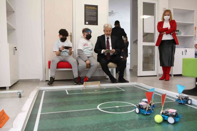 Çocuklar Nilüfer’de teknolojiyi öğreniyor