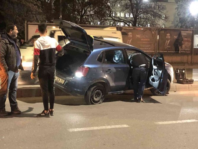 ’Dur’ ihtarına uymayan sürücü kaza yapıp refüje çıktı