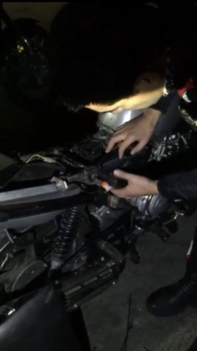 İstanbul’da polisi şoke eden zula: Motosikletin hava filtresinden silah çıktı