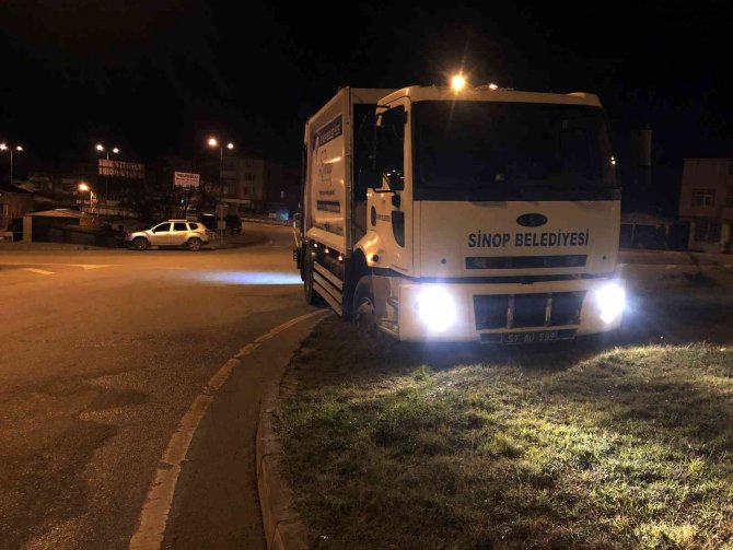 Kontrolden çıkan çöp kamyonu refüje çıktı