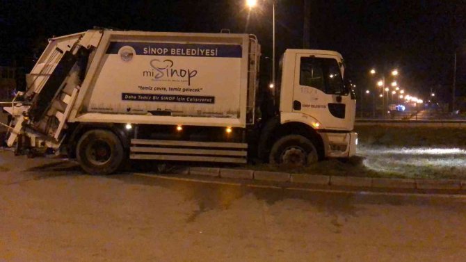 Kontrolden çıkan çöp kamyonu refüje çıktı