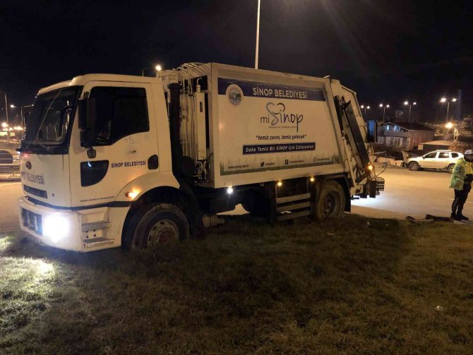 Kontrolden çıkan çöp kamyonu refüje çıktı