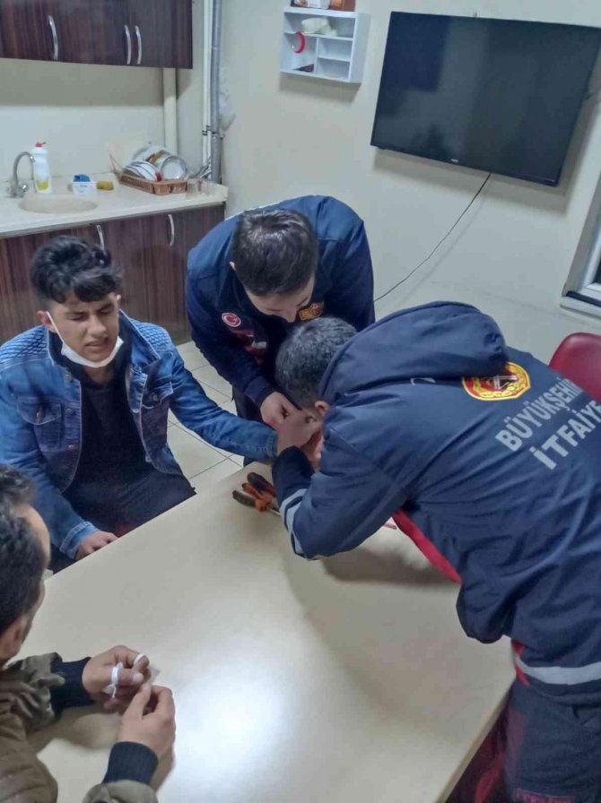 Öğrencinin parmağına sıkışan yüzüğü itfaiyeciler keserek çıkardı