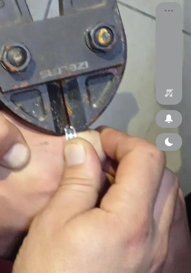 Öğrencinin parmağına sıkışan yüzüğü itfaiyeciler keserek çıkardı