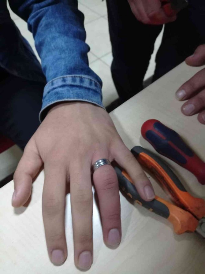 Öğrencinin parmağına sıkışan yüzüğü itfaiyeciler keserek çıkardı