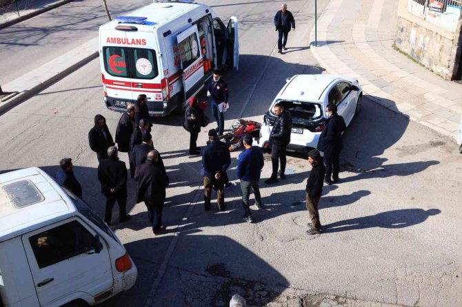 Otomobil ile motosiklet çarpıştı: 2 yaralı