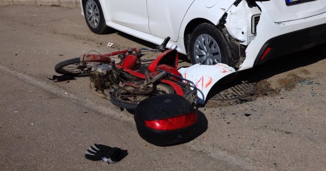Otomobil ile motosiklet çarpıştı: 2 yaralı