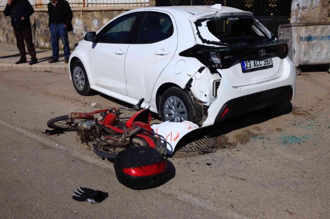 Otomobil ile motosiklet çarpıştı: 2 yaralı