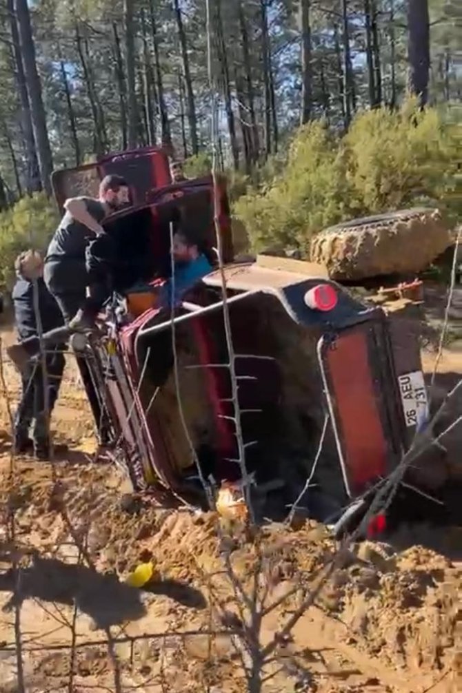 Pendik’te içinde 2 çocuk bulunan Off-Road aracı devrildi