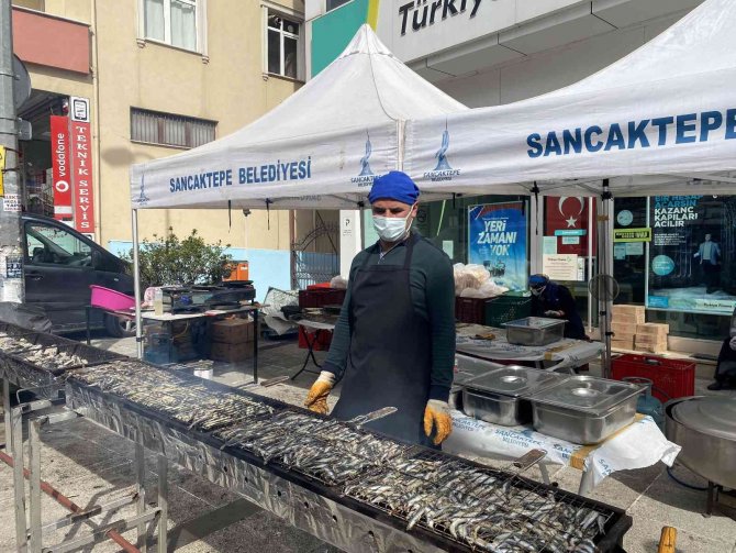 Sancaktepe’de festivalde 7 ton hamsi dağıtıldı