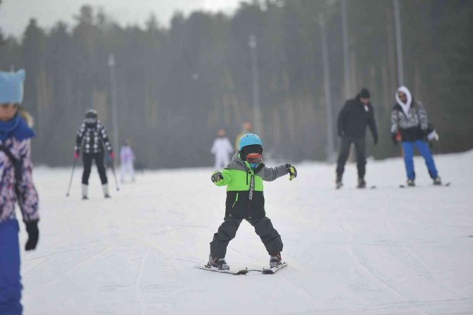 Sarıkamış Kayak Merkezi doldu taştı