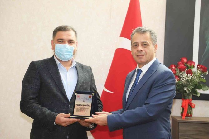Son 5 yılda trafik cezası yemeyen ve kazaya karışmayan sürücülere plaket