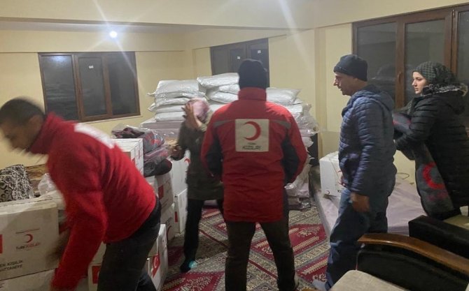 Yangında mağdur olan aileye Kızılay yalnız bırakmadı