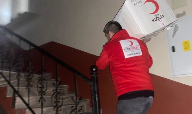 Yangında mağdur olan aileye Kızılay yalnız bırakmadı