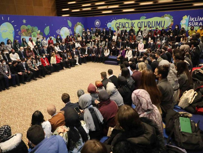 Bakan Kurum, Konya'da 209 üniversitenin İklim Elçileri ile buluştu