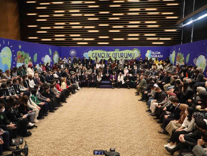 Bakan Kurum, Konya'da 209 üniversitenin İklim Elçileri ile buluştu