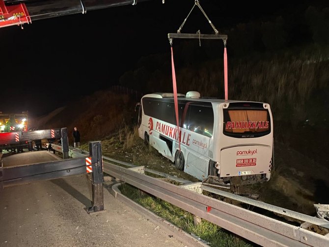 Otobüs yoldan çıktı, 36 yolcu ölümden döndü