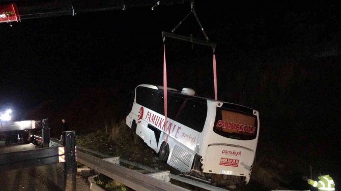 Otobüs yoldan çıktı, 36 yolcu ölümden döndü