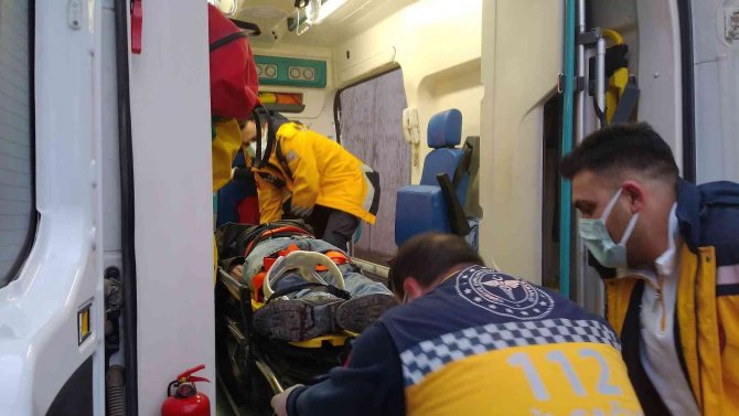 Sivas’ta otomobil ile işçi servisi çarpıştı: 12 yaralı