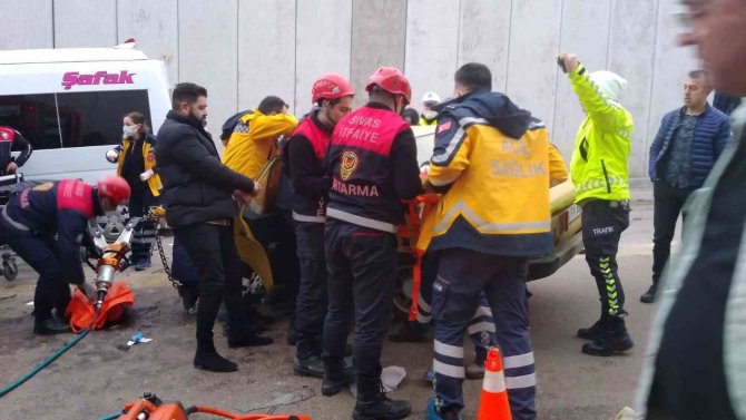 Sivas’ta otomobil ile işçi servisi çarpıştı: 12 yaralı