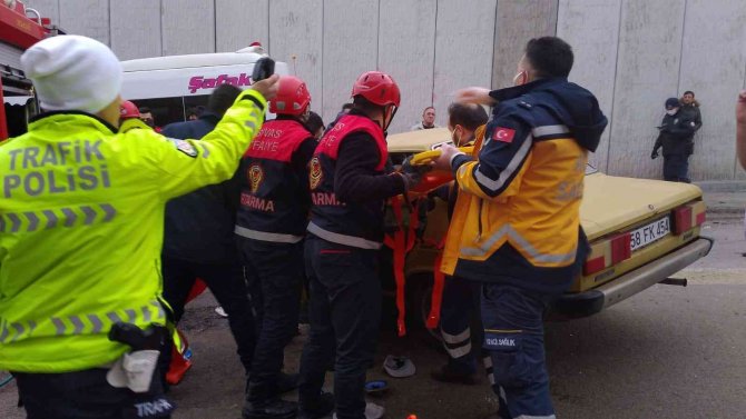 Sivas’ta otomobil ile işçi servisi çarpıştı: 12 yaralı