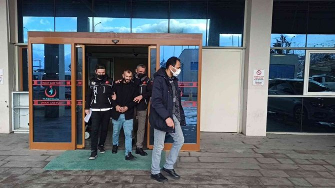 Bacağına sarılı eroinle yakalanan şüpheli tutuklandı