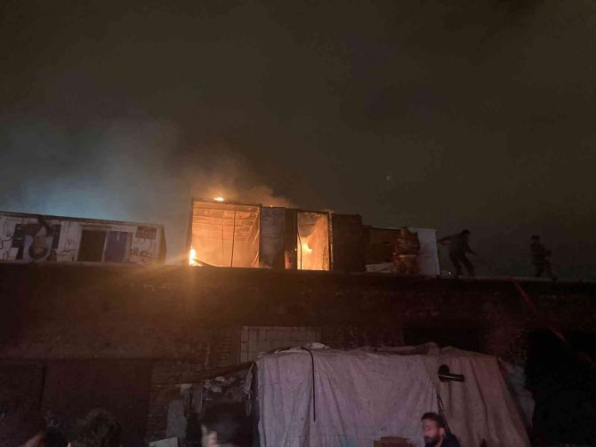 İzmir’de hurda deposunda korkutan yangın