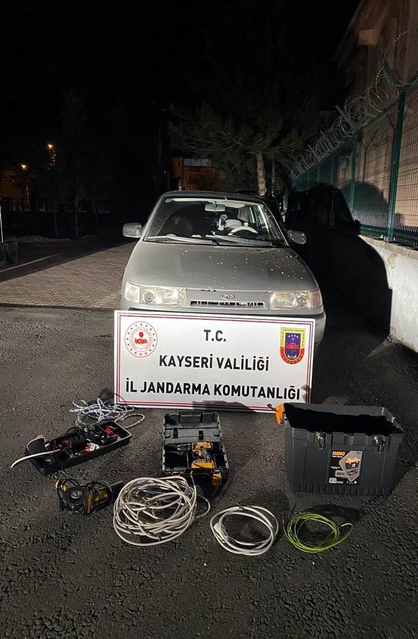 Kablo hırsızı yakalandı