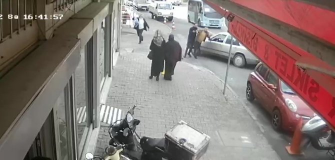 Kartal’da polisten kaçan sürücü, 2 yayayı teğet geçip baklavacıya daldı
