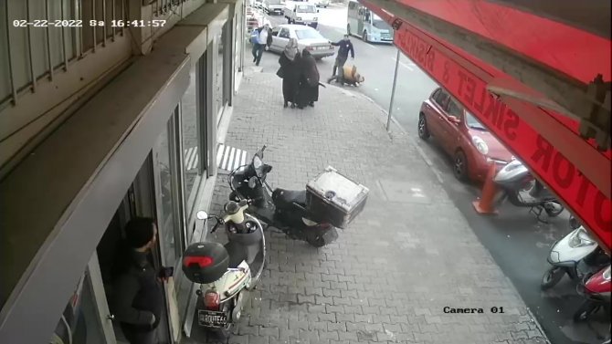 Kartal’da polisten kaçan sürücü, 2 yayayı teğet geçip baklavacıya daldı