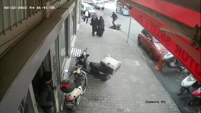 Kartal’da polisten kaçan sürücü, 2 yayayı teğet geçip baklavacıya daldı