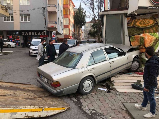 Kartal’da polisten kaçan sürücü, 2 yayayı teğet geçip baklavacıya daldı