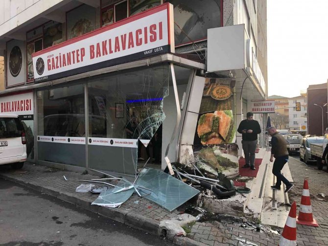 Kartal’da polisten kaçan sürücü, 2 yayayı teğet geçip baklavacıya daldı