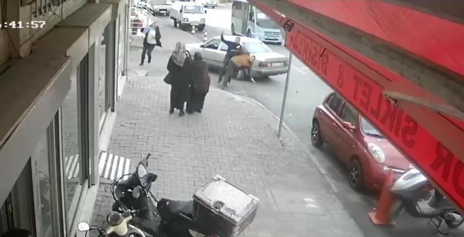 Kartal’da polisten kaçan sürücü, 2 yayayı teğet geçip baklavacıya daldı