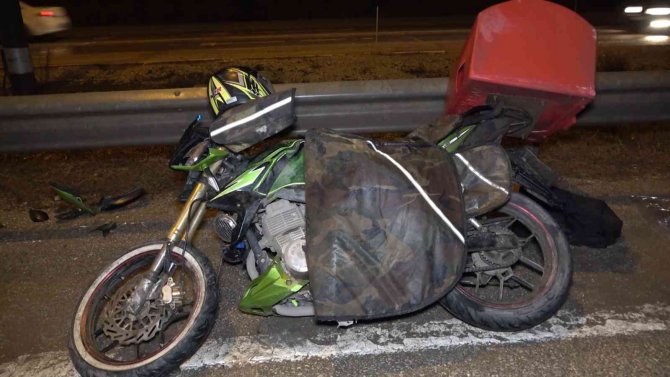 Motosikletli kurye sipariş yetiştirirken kaza yaptı