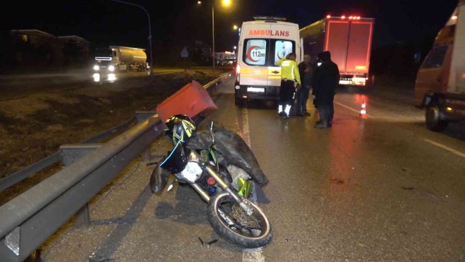 Motosikletli kurye sipariş yetiştirirken kaza yaptı