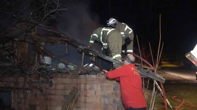 Odunluk yangını korkuttu