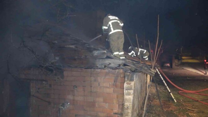 Odunluk yangını korkuttu